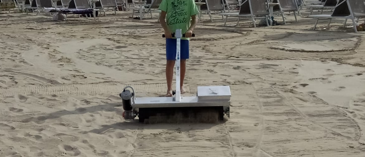 Sand cleaning rake for beach establishments